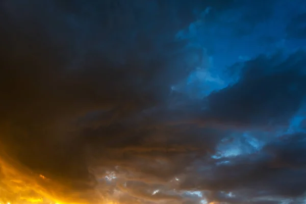 オレンジと青の色で日没時の嵐雲 — ストック写真