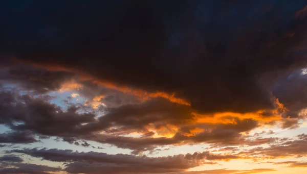 Nuvens de tempestade ao pôr do sol em cores brilhantes — Fotografia de Stock