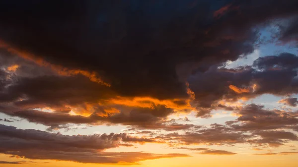 Nubes de tormenta al atardecer en colores naranja y azul — Foto de Stock