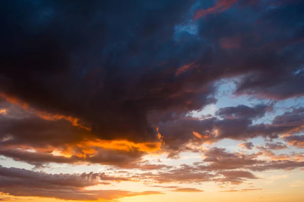 Nubes de tormenta al atardecer en colores brillantes — Foto de Stock