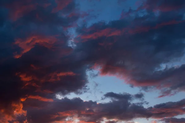 Nubes de tormenta al atardecer en colores brillantes —  Fotos de Stock