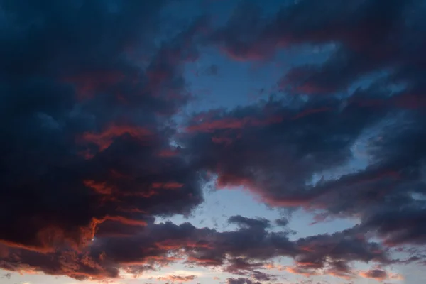 Parlak renklerde gün batımında fırtına bulutları — Stok fotoğraf