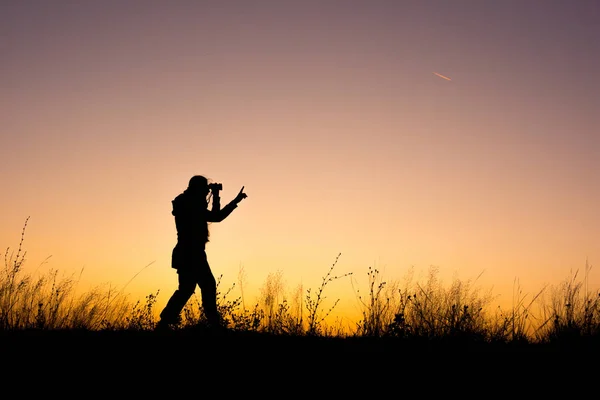 Jong meisje silhouet kijken door verrekijker — Stockfoto