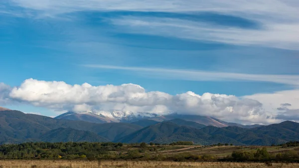 Paisaje otoñal, montaña con nieve y bosque de colores. — Foto de Stock