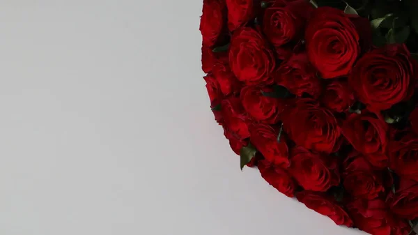 Csokor Vörös Rózsa Egy Könnyű Háttér — Stock Fotó