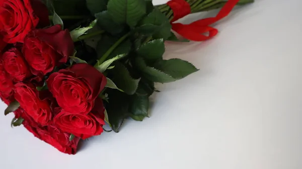 Bouquet Rose Rosse Sfondo Chiaro — Foto Stock