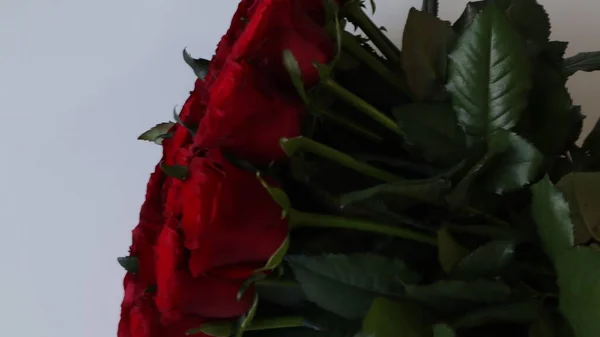 Strauß Roter Rosen Auf Hellem Hintergrund — Stockfoto