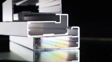 Bölüm görünümünde alüminyum çerçeve profili örnekleri