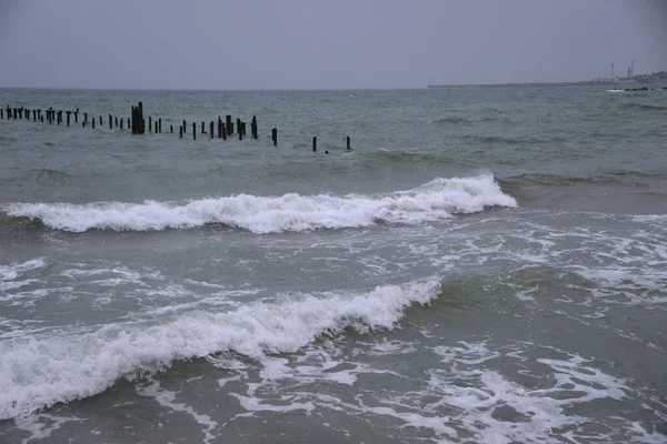 Agua Mar Oscureció Antes Tormenta Las Olas Hicieron Grandes Fuertes —  Fotos de Stock