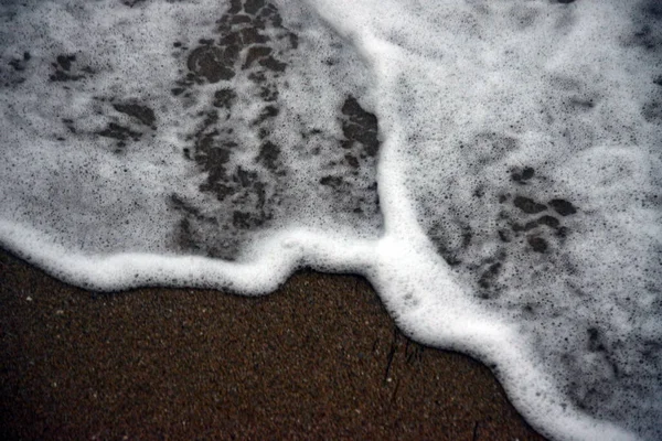 Νερό Στη Θάλασσα Σκοτείνιασε Πριν Την Καταιγίδα Και Κύματα Έγιναν — Φωτογραφία Αρχείου