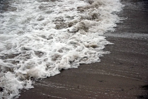 Agua Mar Oscureció Antes Tormenta Las Olas Hicieron Grandes Fuertes —  Fotos de Stock