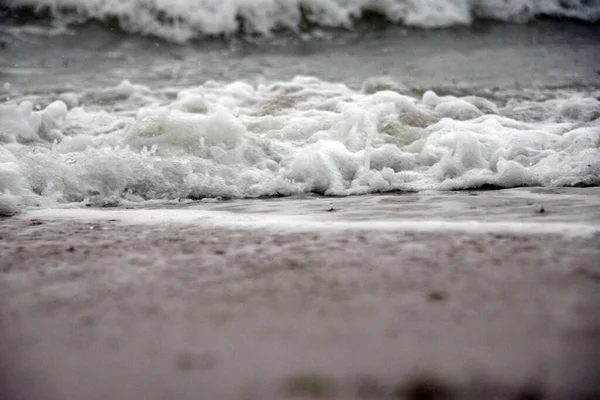 Νερό Στη Θάλασσα Σκοτείνιασε Πριν Την Καταιγίδα Και Κύματα Έγιναν — Φωτογραφία Αρχείου