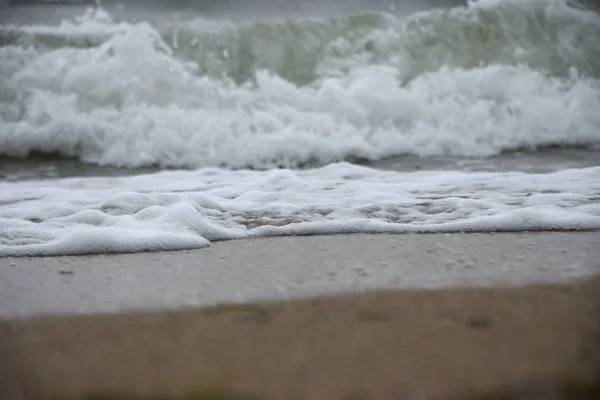 Agua Mar Oscureció Antes Tormenta Las Olas Hicieron Grandes Fuertes —  Fotos de Stock