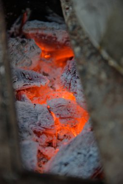 Kazanda et ve balık şişleri ya da ızgara çevre dostu pişirme.