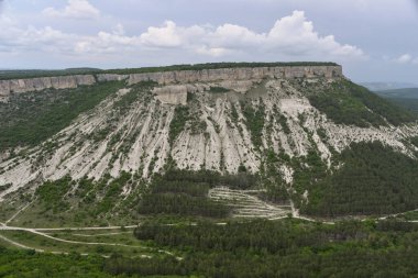 Bela dağının tepesinde bulutlar var.