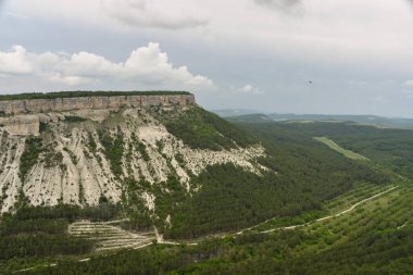 Bela dağının tepesinde bulutlar var.