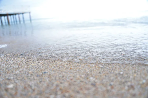 Mare Calmo Piccole Onde Acqua Limpida Trasparente Piccola Sabbia Vicino — Foto Stock