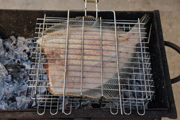 Espetos Carne Peixe Caldeirão Uma Grelha Cozinha Ecológica — Fotografia de Stock