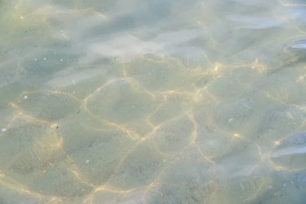 Ήρεμη Θάλασσα Μικρά Κύματα Καθαρά Και Διάφανα Νερά Μικρή Άμμος — Φωτογραφία Αρχείου