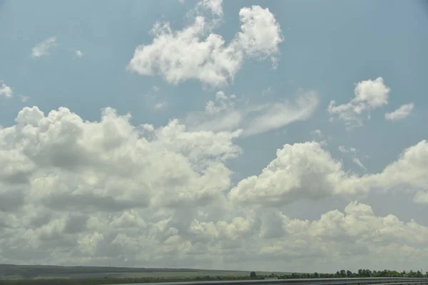 Eine Große Weiße Wolke Hängt Tagsüber Tief Über Einem Grünen — Stockfoto