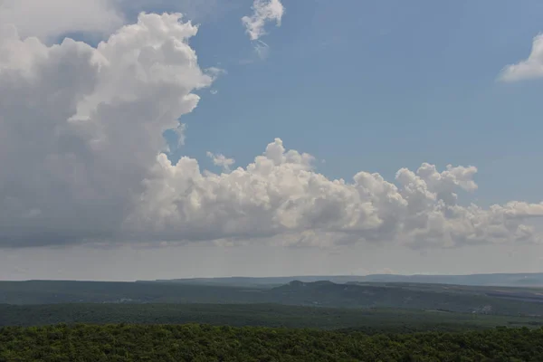 Uma Grande Bela Nuvem Branca Paira Sobre Campo Verde Durante — Fotografia de Stock