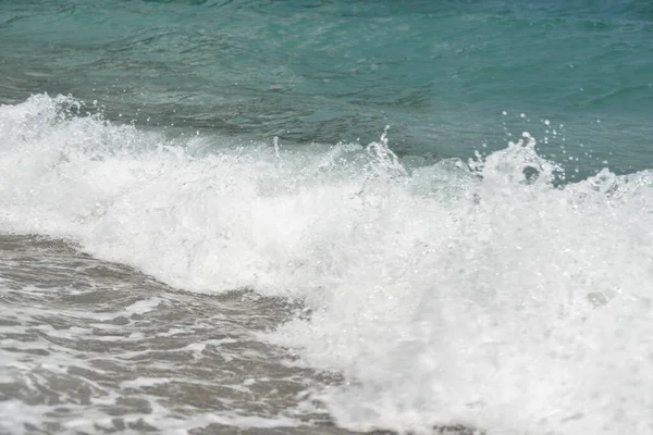 Durchschnittliche Wellen Auf Dem Meer Erreichen Die Küste Mit Schaum — Stockfoto