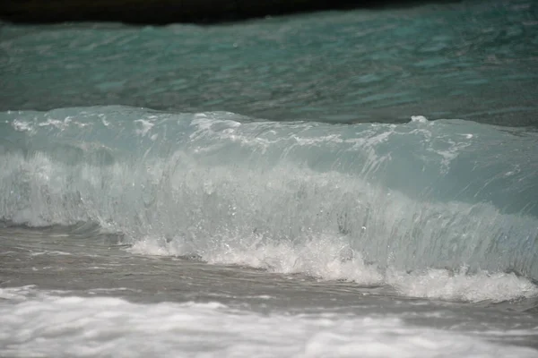 Average Waves Sea Reach Shore Foam Crash Rocks Noise — Stock Photo, Image