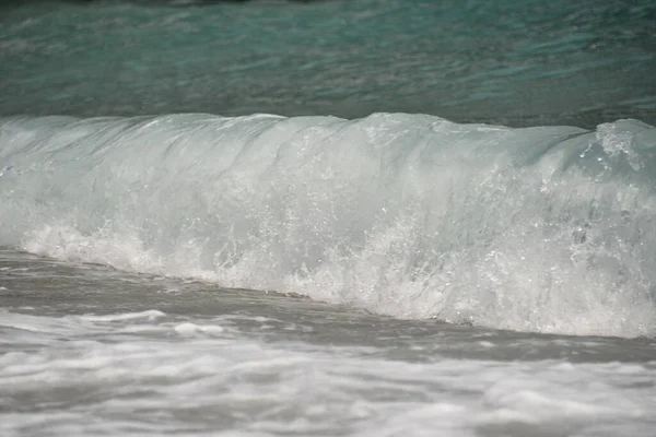 바다에서의 파도는 해안에 도달하고 소음으로 바위에 — 스톡 사진