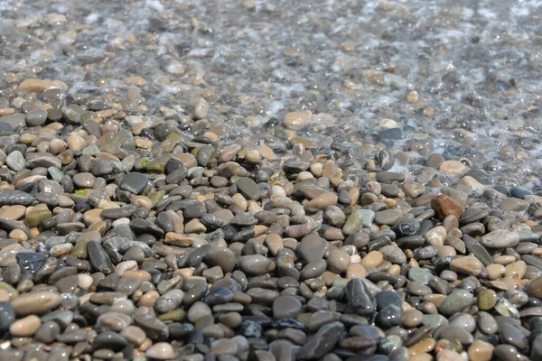 Denizdeki Ortalama Dalgalar Kıyıya Köpükle Ulaşır Bir Gürültüyle Kayalara Çarpar — Stok fotoğraf