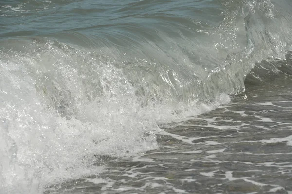 바다에서의 파도는 해안에 도달하고 소음으로 바위에 — 스톡 사진