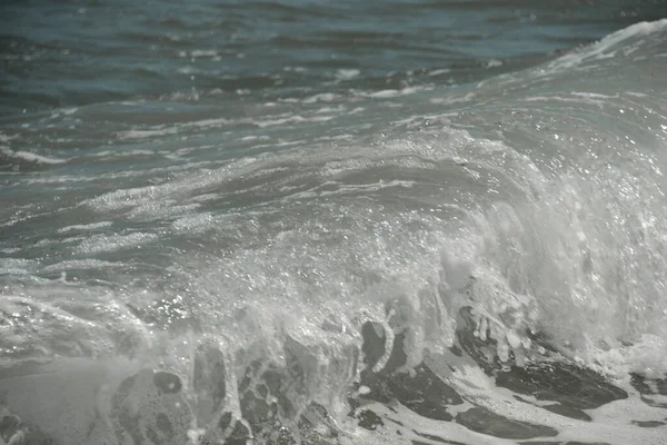 Μέση Κύματα Στη Θάλασσα Φτάνουν Στην Ακτή Αφρό Και Συντρίβονται — Φωτογραφία Αρχείου