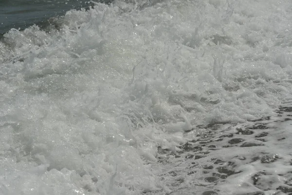 Μέση Κύματα Στη Θάλασσα Φτάνουν Στην Ακτή Αφρό Και Συντρίβονται — Φωτογραφία Αρχείου