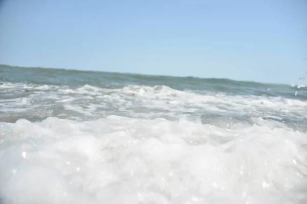 Durchschnittliche Wellen Auf Dem Meer Erreichen Die Küste Mit Schaum — Stockfoto