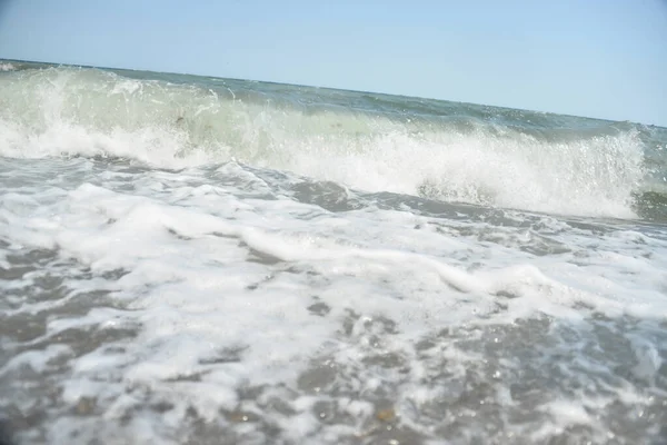 Pendant Journée Les Vagues Mer Les Éclaboussures Petites Gouttes Tombent — Photo