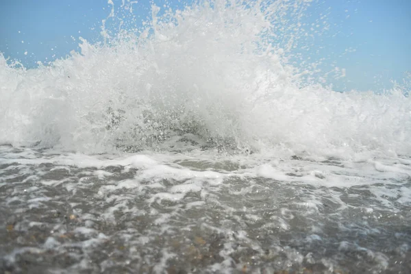 在白天 海浪和飞溅的小水滴落在海岸上 — 图库照片