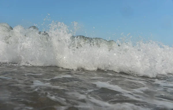 日中は海の波と小さな雫が海岸に落ち — ストック写真