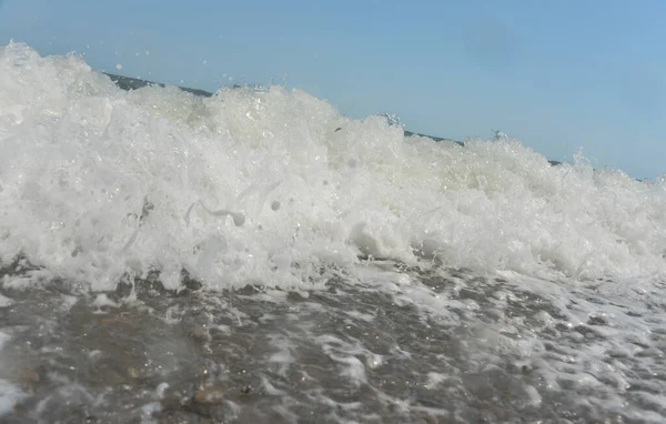 Overdag Vallen Zeegolven Kleine Druppeltjes Kust — Stockfoto