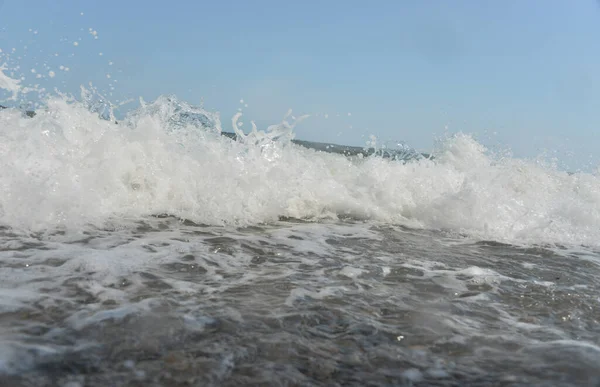 日中は海の波と小さな雫が海岸に落ち — ストック写真