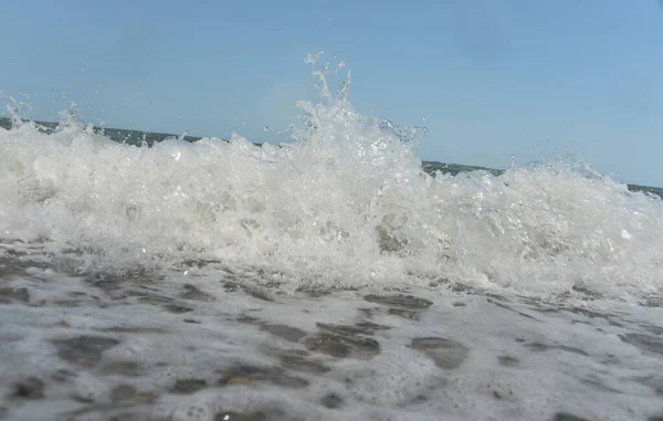 日中は海の波と小さな雫が海岸に落ち — ストック写真