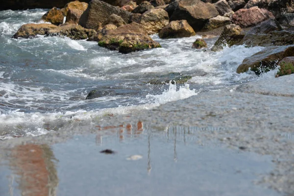 Durante Giorno Onde Del Mare Spruzzi Piccole Gocce Cadono Sulla — Foto Stock