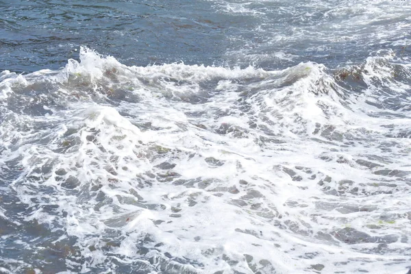 在白天 海浪和飞溅的小水滴落在海岸上 — 图库照片