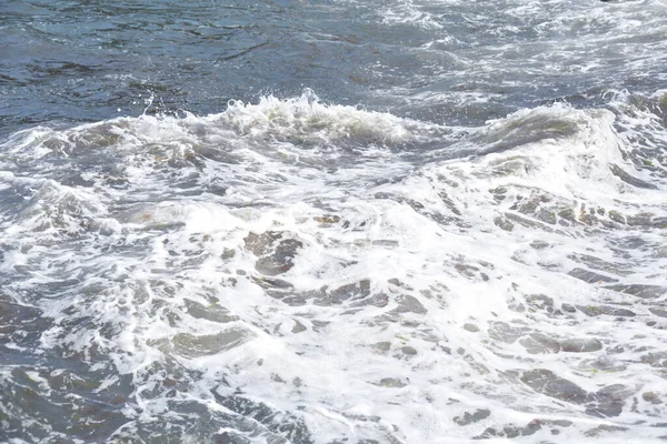 在白天 海浪和飞溅的小水滴落在海岸上 — 图库照片