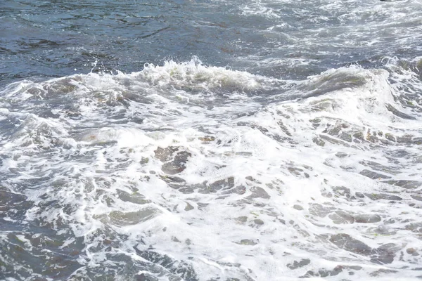 Dagen Faller Havsvågorna Och Stänk Små Droppar Stranden — Stockfoto