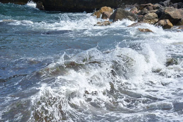 日中は海の波と小さな雫が海岸に落ち — ストック写真