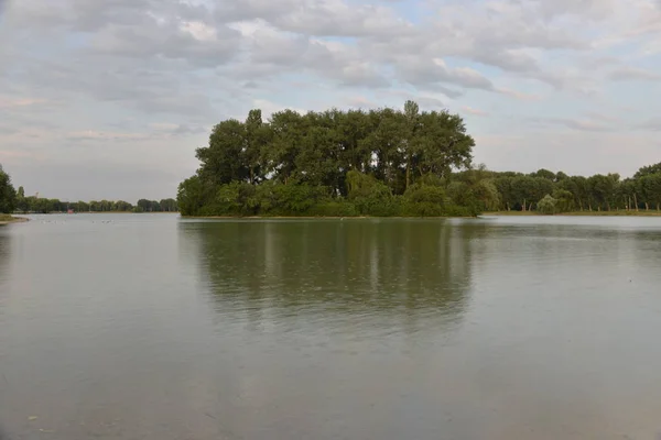 Bellissimo Lago Tramonto Raggi Del Sole Dipingono Acqua Piccole Onde — Foto Stock