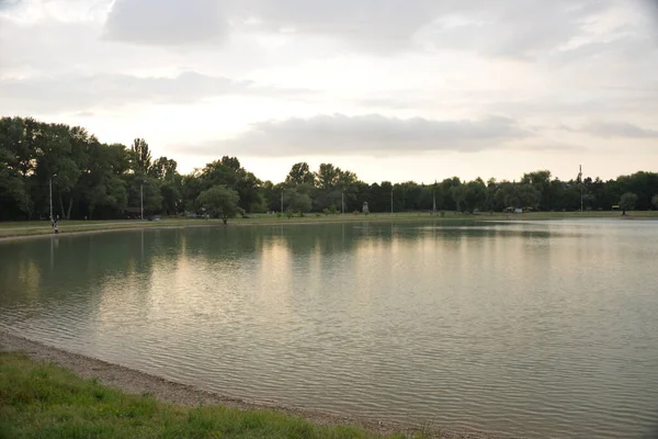 Krásné Jezero Při Západu Slunce Sluneční Paprsky Malovat Vodu Malé — Stock fotografie