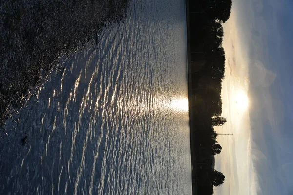Schöner See Bei Sonnenuntergang Die Sonnenstrahlen Färben Das Wasser Und — Stockfoto
