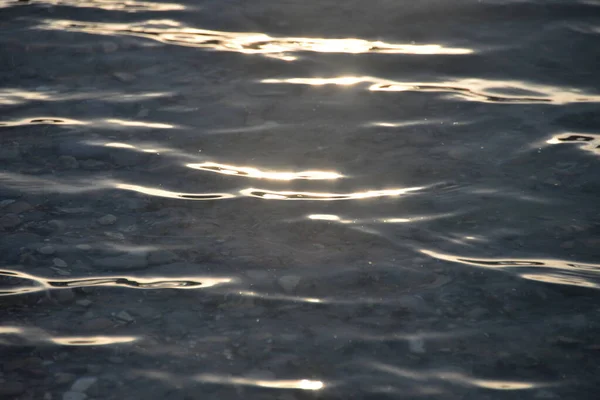 Beautiful Lake Sunset Rays Sun Paint Water Small Waves Gold — Stock Photo, Image