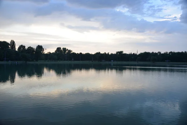 Hermoso Lago Atardecer Los Rayos Del Sol Pintan Agua Las —  Fotos de Stock