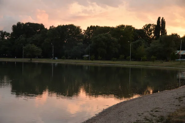 Hermoso Lago Atardecer Los Rayos Del Sol Pintan Agua Las —  Fotos de Stock